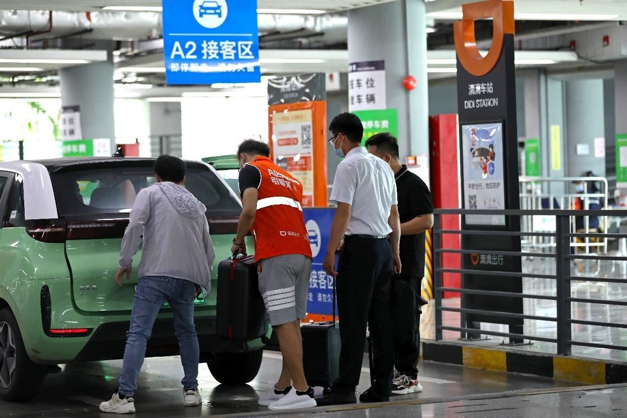 司機(jī)師傅在滴滴車(chē)站接乘客上車(chē)。（受訪者供圖）