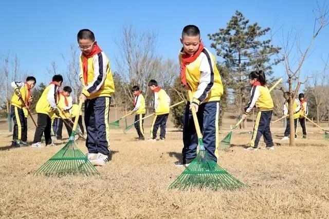 △2024年3月12日，北京城市綠心森林公園，參加植樹節(jié)主題活動(dòng)的學(xué)生們學(xué)習(xí)義務(wù)植樹知識(shí)，并進(jìn)行現(xiàn)場(chǎng)撫育管護(hù)。