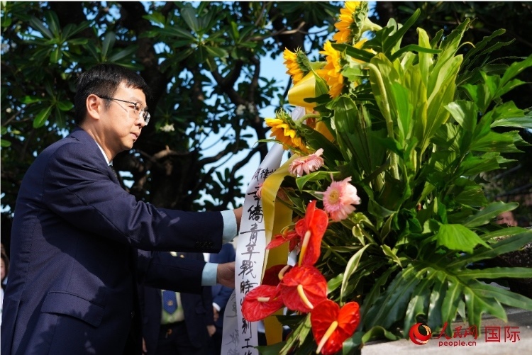 中國駐菲律賓使館周志勇臨時代辦一行向菲律賓華僑抗日烈士紀念碑、烈士墓等敬獻花圈。人民網記者 樊帆攝