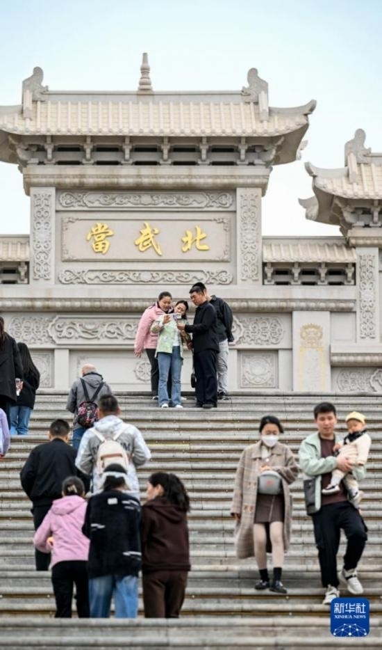 4月5日，游客在寧夏石嘴山市北武當(dāng)生態(tài)旅游區(qū)游玩、拍照。新華社記者 馮開華 攝