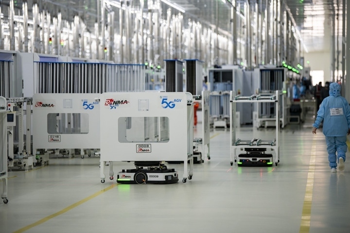 2024年1月10日，在位于浙江省金華市金義新區(qū)的潤(rùn)馬光能集團(tuán)金華工廠智能化生產(chǎn)車間里，AGV（自動(dòng)導(dǎo)引運(yùn)輸）小車忙碌穿梭在生產(chǎn)單元之間。圖源新華社