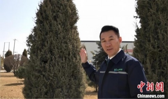 圖為王佐向記者介紹自己的新能源綠電廠區(qū)。白先森 攝