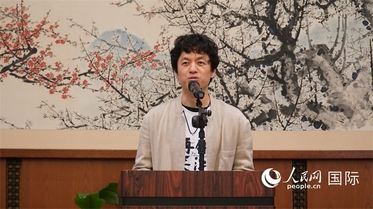 影片導演竹內亮致辭。人民網 蔣曉辰攝