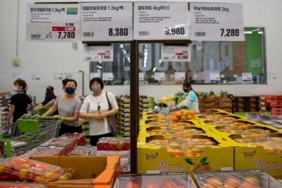 2022年7月9日，人們在韓國高陽市一家超市水果區(qū)購物。新華社記者王益亮攝