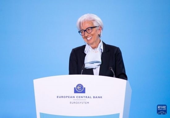 4月11日，歐洲中央銀行行長拉加德在德國法蘭克福歐洲中央銀行總部出席新聞發(fā)布會。新華社記者 張帆 攝