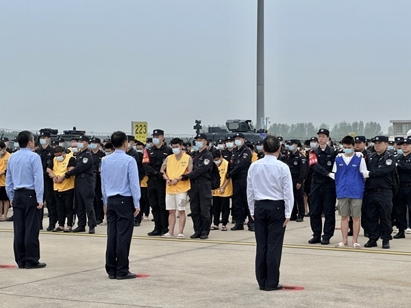 中國籍涉賭詐違法犯罪嫌疑人從柬埔寨被押解回國。人民網(wǎng)記者 郝萍攝