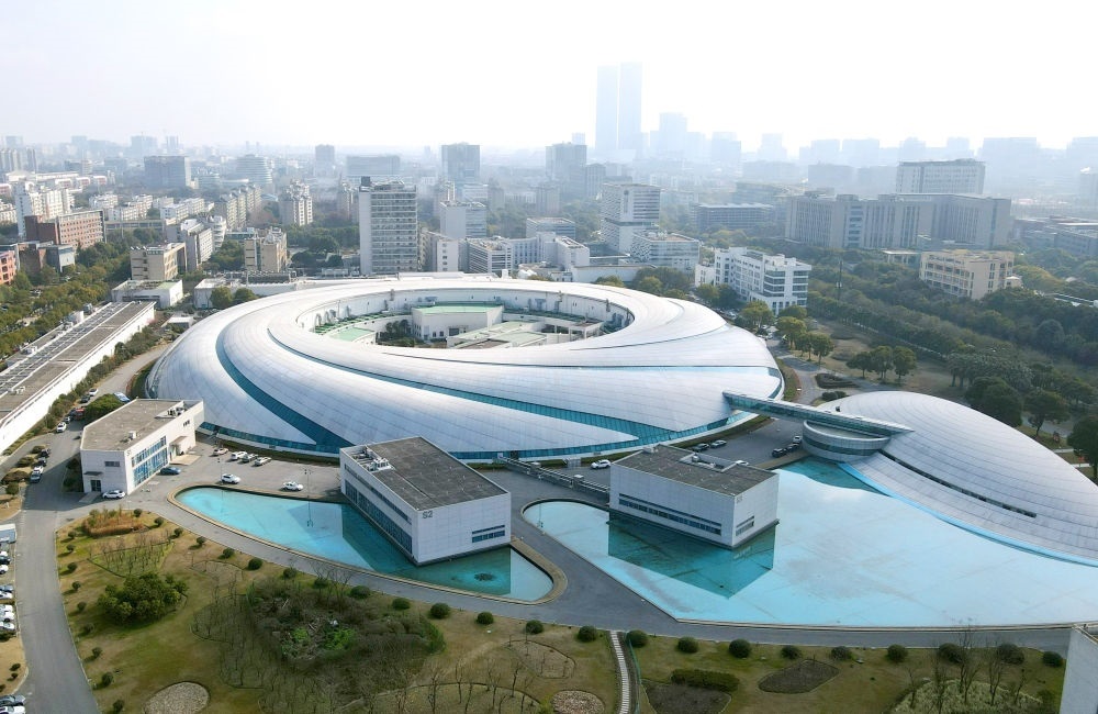 空中俯瞰位于上海張江科學(xué)城的上海光源（2024年2月27日攝，無人機(jī)照片）。