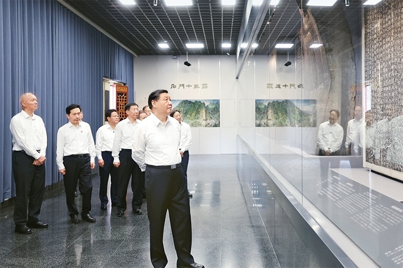 2023年7月29日，中共中央總書記、國家主席、中央軍委主席習(xí)近平在四川考察結(jié)束返京途中，來到陜西省漢中市考察。這是習(xí)近平參觀漢中市博物館有關(guān)歷史文物展陳。 新華社記者 鞠鵬/攝