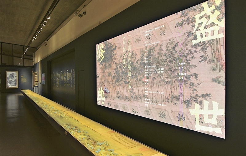 “中國歷代繪畫大系”，是習(xí)近平總書記親自批準(zhǔn)、高度重視的一項(xiàng)規(guī)模浩大、縱貫歷史、橫跨中外的國家級(jí)重大文化工程。圖為中國國家版本館杭州分館展示的“盛世修典——‘中國歷代繪畫大系’”收錄的數(shù)字化古畫（2023年5月31日攝）。 新華社記者 翁忻旸/攝