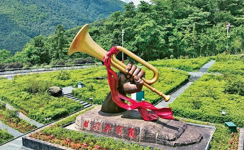 井岡山，是中國革命的搖籃。圖為2023年6月28日在井岡山拍攝的“勝利的號(hào)角”雕塑。 新華社記者 萬象/攝