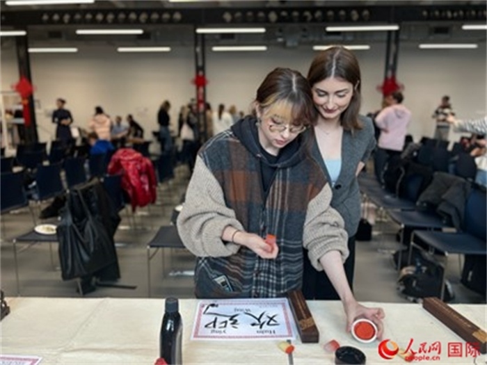 學(xué)生現(xiàn)場(chǎng)體驗(yàn)中國(guó)書法。人民網(wǎng)記者 禹麗敏攝