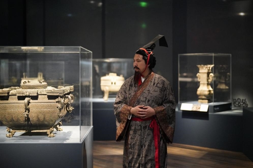 4月19日，一名觀眾身著漢服在美國舊金山亞洲藝術(shù)博物館舉辦的“鳳凰故國——青銅時代曾楚藝術(shù)展”上參觀。新華社記者吳曉凌攝