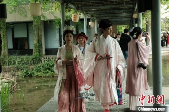 年輕人盛裝過(guò)“漢服節(jié)”。毛瑜 攝