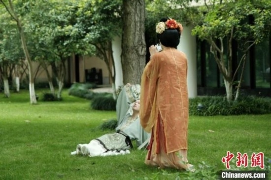 漢服愛(ài)好者在中國(guó)絲綢博物館里拍攝照片。毛瑜 攝