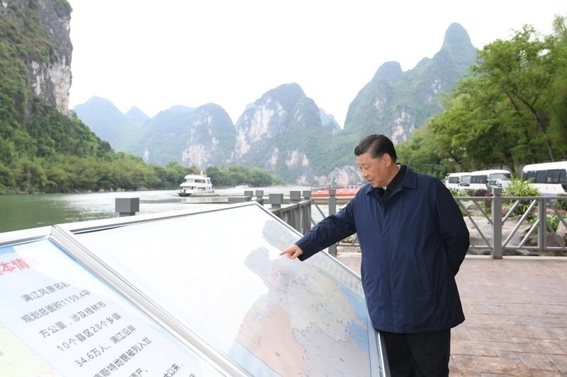 △2021年4月25日，習(xí)近平總書記在廣西桂林市陽朔縣漓江楊堤碼頭，了解漓江流域綜合治理、生態(tài)保護等情況。
