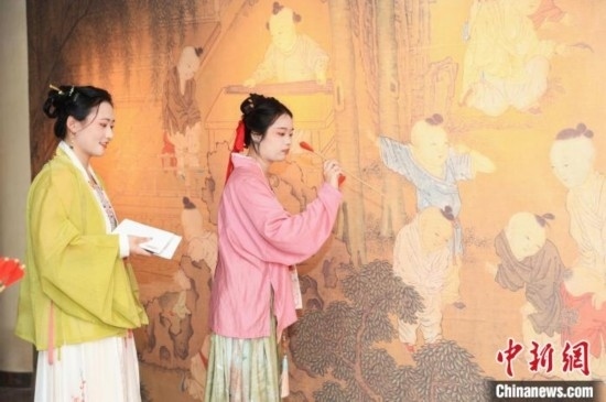 身穿漢服的年輕人參與體驗(yàn)活動(dòng)。中國(guó)絲綢博物館 供圖