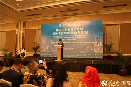 中國駐印尼大使館文化參贊周斌在活動開幕式上致辭。人民網(wǎng)記者曹師韻攝