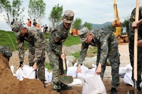 廣東多地出現(xiàn)洪澇災(zāi)情 部隊官兵全力進(jìn)行搶險救援