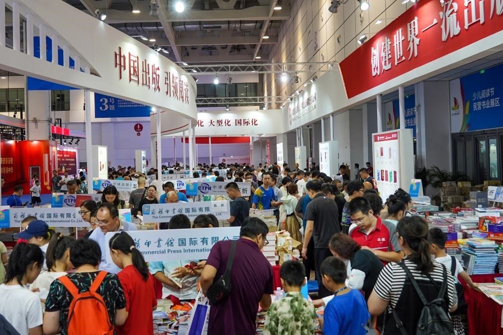 2023年7月31日，在第31屆全國圖書交易博覽會上，讀者在閱覽選購新書。新華社記者 朱崢 攝