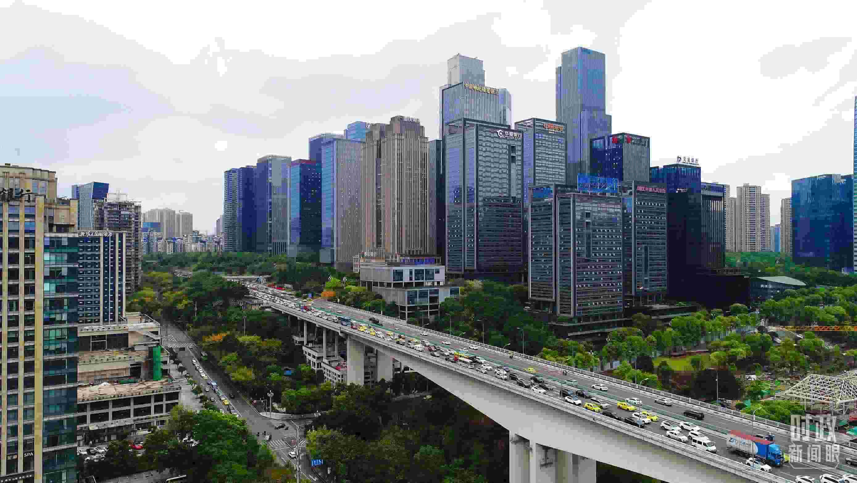 △重慶市數(shù)字化城市運行和治理中心。（總臺記者于濱拍攝）