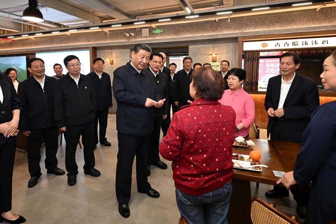△2024年4月22日，習(xí)近平總書記來到重慶九龍坡區(qū)謝家灣街道民主村社區(qū)考察。