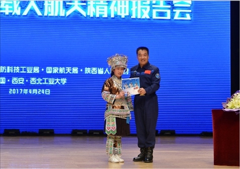 韋知月（化名）在西北工業(yè)大學與英雄航天員張曉光合影。受訪者供圖