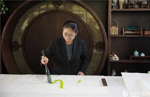 緬甸駐華大使館副館長、公使銜參贊杜欣瑪泰參加《五百筆·瀾湄合作》集體藝術創(chuàng)作。人民網(wǎng)王婧攝