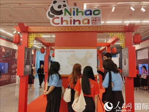 泰國(guó)學(xué)生在工作人員講解下觀展。人民網(wǎng)記者 楊一攝