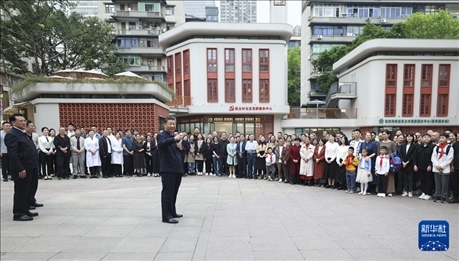 4月22日至24日，中共中央總書記、國家主席、中央軍委主席習近平在重慶考察。這是22日下午，習近平在九龍坡區(qū)謝家灣街道民主村社區(qū)考察時，同社區(qū)居民親切交流。新華社記者 鞠鵬 攝