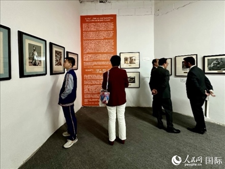 “與中國(guó)結(jié)緣：智利畫家何塞·萬(wàn)徒勒里誕辰100周年”展覽在京舉行。人民網(wǎng)記者 周雨攝