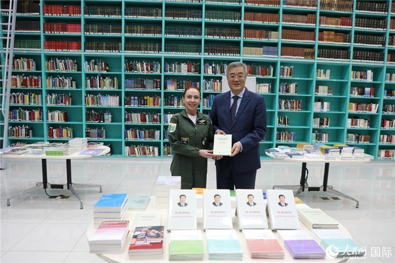 授課后，中國(guó)駐巴西大使祝青橋向巴西高等防務(wù)學(xué)院圖書館捐贈(zèng)了150本書籍。圖為祝青橋和巴西高等防務(wù)學(xué)院院長(zhǎng)卡拉·利里奧·馬丁斯在圖書捐贈(zèng)儀式上。 人民網(wǎng)記者 陳一鳴攝