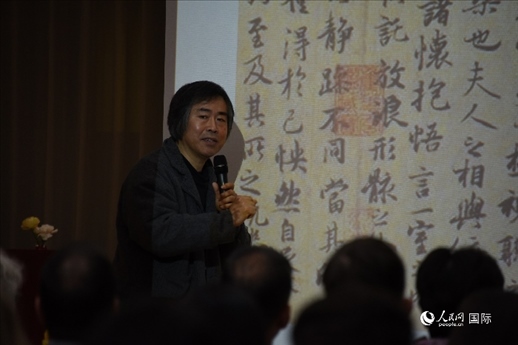 國家畫院王東聲教授介紹中國書法作品。人民網(wǎng)記者 殷淼攝