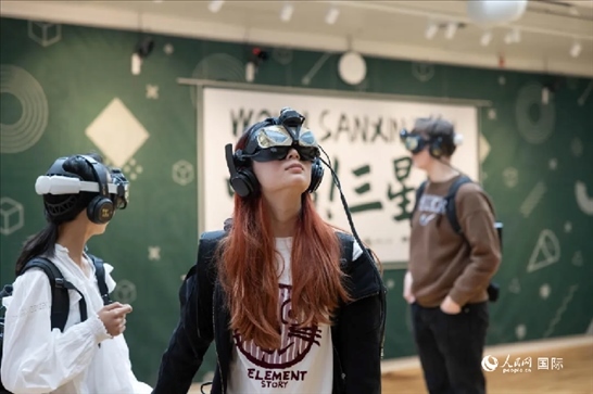 體驗三星堆VR文化。中國駐瑞典大使館供圖