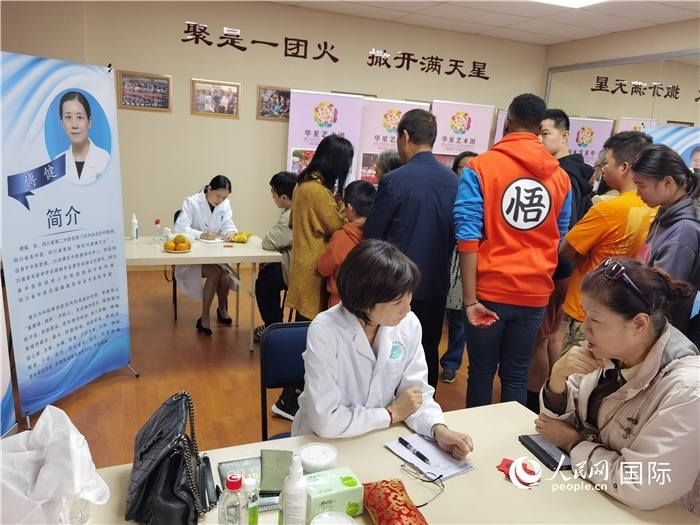 中醫(yī)專家為當(dāng)?shù)厝A僑華人提供中醫(yī)咨詢和診療服務(wù)。 （本報(bào)記者 楊謳 攝）