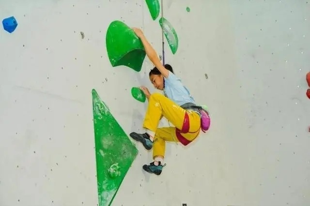 2024年4月16日，全國青少年攀巖公開賽江山站舉行，選手在比賽中。中國登山協(xié)會供圖