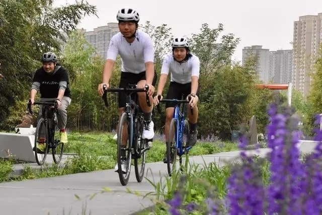 2024年4月上旬，一支騎行隊(duì)伍在西安雁南公園騎行。 新華社記者 鄭昕攝