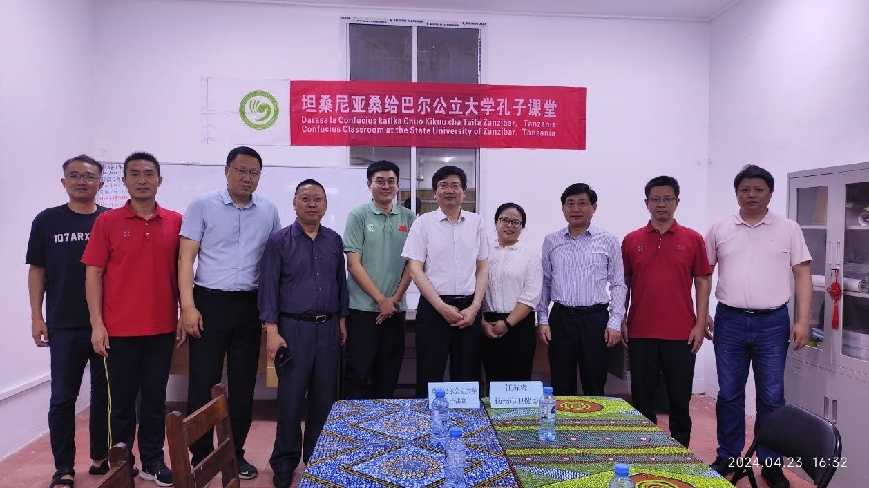 揚(yáng)州市衛(wèi)健系統(tǒng)代表團(tuán)和孔子學(xué)院老師合影。中國援桑醫(yī)療隊供圖