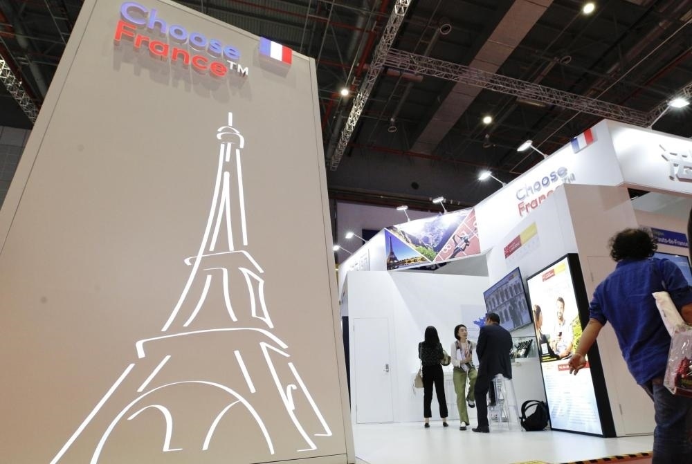 2019年11月5日，第二屆中國國際進(jìn)口博覽會在上海國家會展中心開幕。這是參觀者走過法國國家館。新華社記者 張玉薇 攝