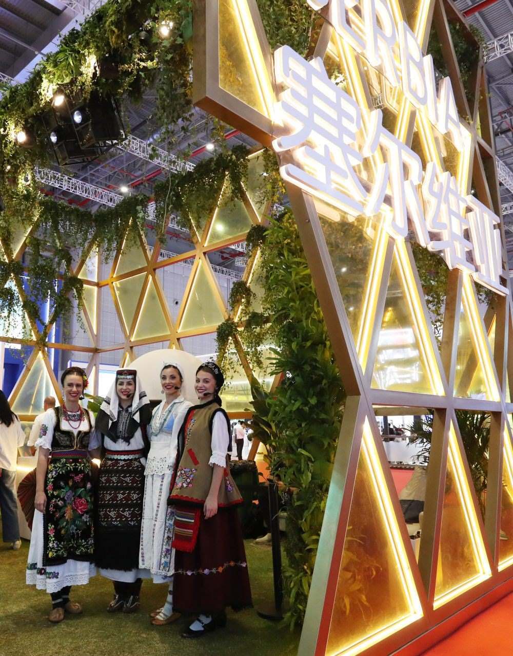 2023年11月6日，身著傳統(tǒng)服飾的演職人員在上海進(jìn)博會國家展塞爾維亞展臺迎接參觀者。第六屆進(jìn)博會國家展全面恢復(fù)線下舉辦，洪都拉斯、塞爾維亞、越南、南非、哈薩克斯坦作為本屆進(jìn)博會主賓國在國家展亮相。新華社記者 方喆 攝