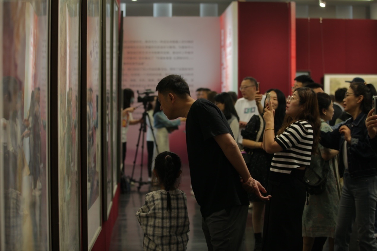 嘉賓及教研員、教師代表參觀展覽。主辦方供圖