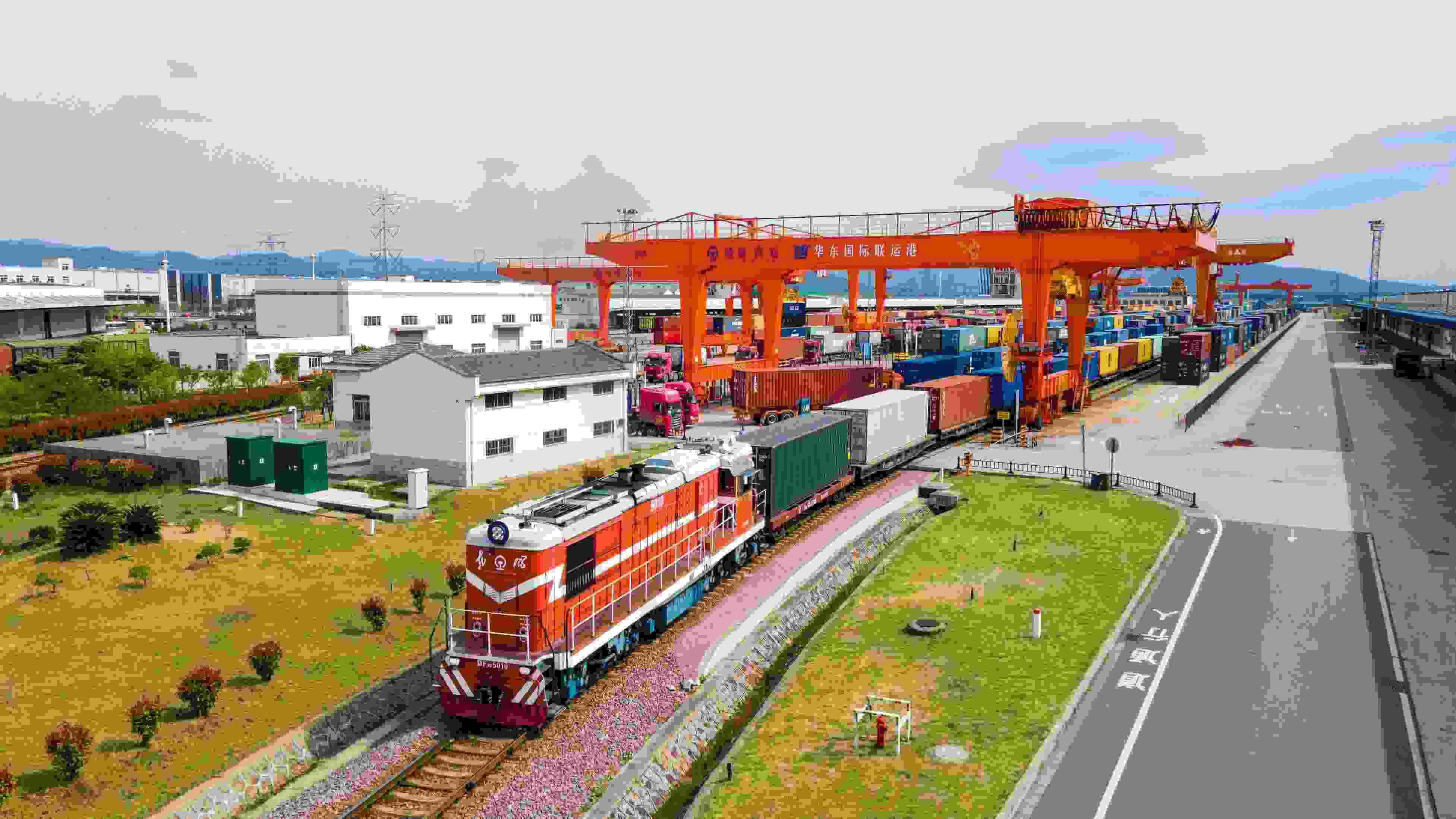 △2024年4月1日，浙江省金華華東國(guó)際聯(lián)運(yùn)港，一列中歐班列裝載110個(gè)標(biāo)箱日用百貨、電動(dòng)工具、機(jī)械裝備等貨物從鐵路金華南貨場(chǎng)啟程駛往匈牙利布達(dá)佩斯。