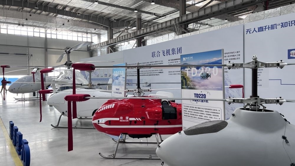 2024年3月16日在蕪湖聯(lián)合飛機(jī)科技有限公司拍攝的無(wú)人直升機(jī)等產(chǎn)品。新華社記者 馬姝瑞 攝