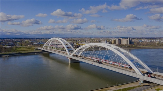 △2024年3月12日，一列火車(chē)運(yùn)行在匈塞鐵路塞爾維亞境內(nèi)貝諾段諾維薩德多瑙河大橋上。