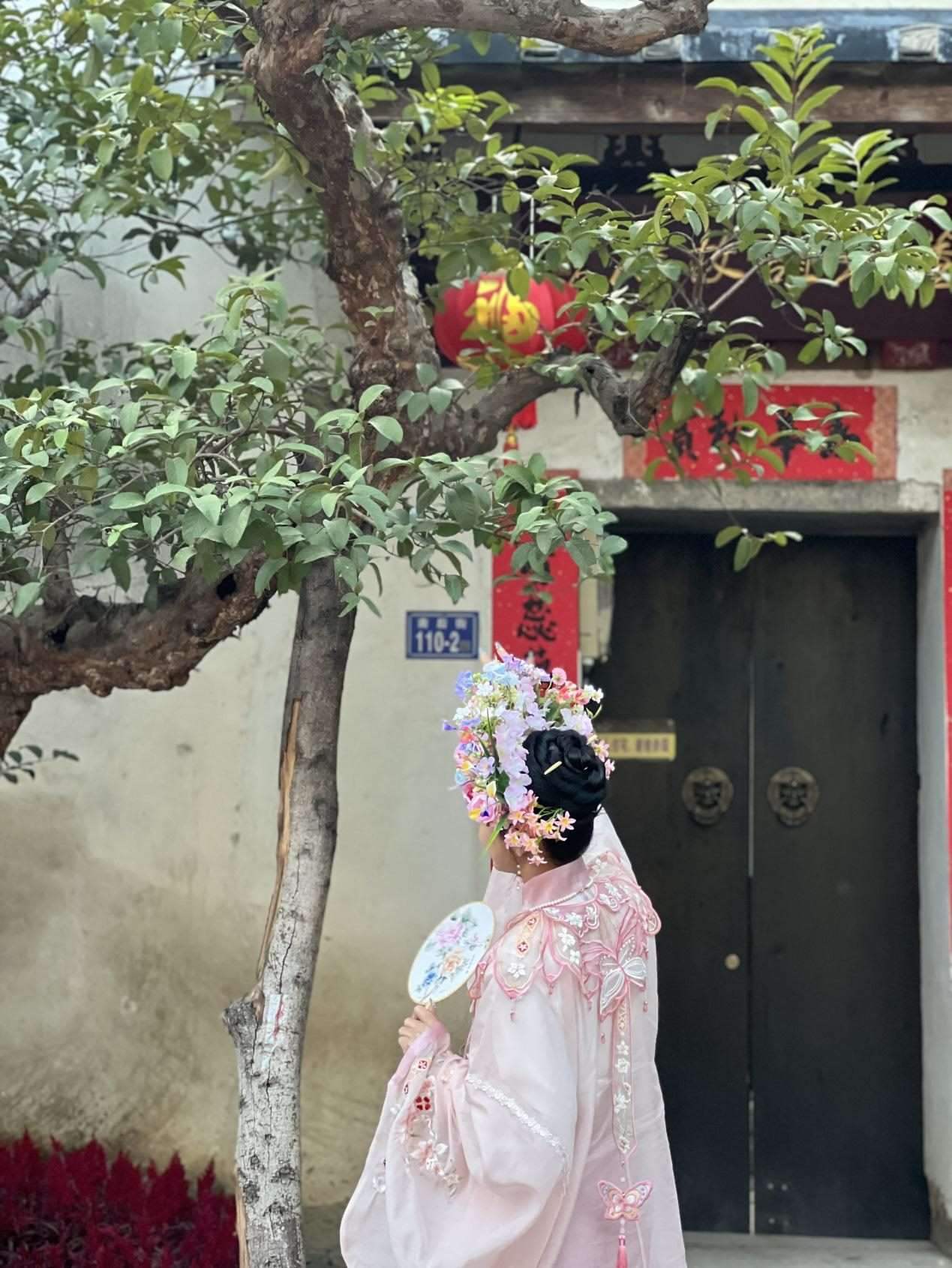 福建泉州，頭戴簪花的游客正拍照留念。人民網 歐陽易佳攝