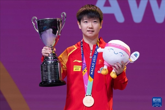 2024年4月21日，在2024年澳門國際乒聯(lián)女子世界杯決賽中，孫穎莎奪得冠軍。圖為孫穎莎在頒獎臺上。新華社記者 張金加 攝
