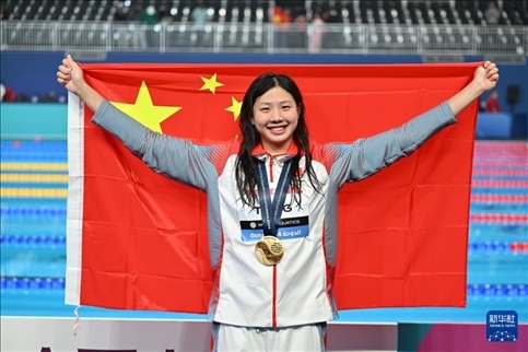 2024年2月13日，2024年世界游泳錦標(biāo)賽游泳項目女子100米蛙泳決賽在卡塔爾多哈舉行。圖為冠軍中國選手唐錢婷在頒獎儀式后慶祝。新華社記者 薛宇舸 攝