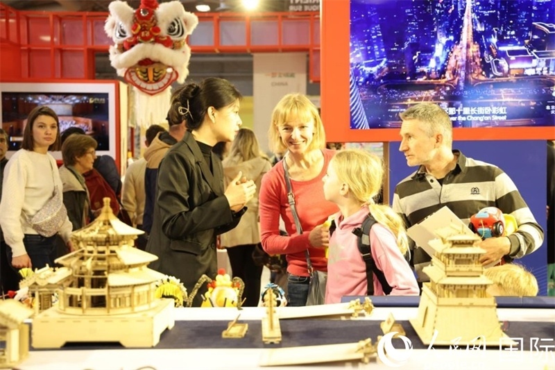 法國觀眾在展覽北京文化展區(qū)參觀。人民網(wǎng)記者楊一攝