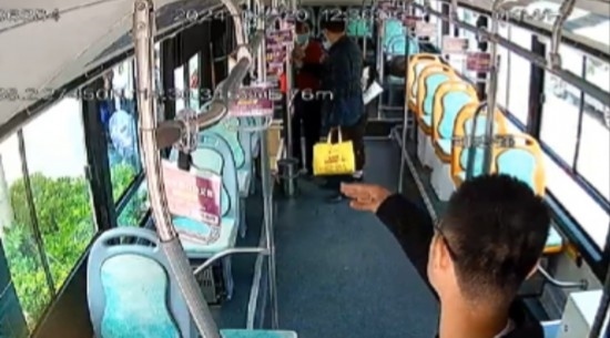 公交車上他一聲大吼！魏杰，好樣的！