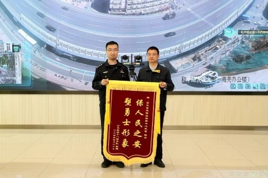 公交車上他一聲大吼！魏杰，好樣的！