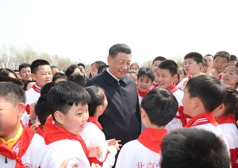 △4月3日，習(xí)近平總書記來到北京市通州區(qū)潞城鎮(zhèn)參加首都義務(wù)植樹活動。這是總書記同少先隊員在一起。